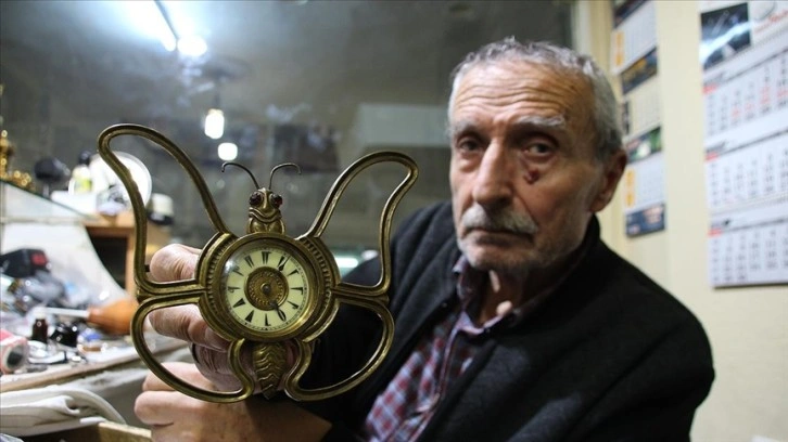 70 yaşındaki saat ustası gayrisıhhi asırdır vakte boy bos veriyor