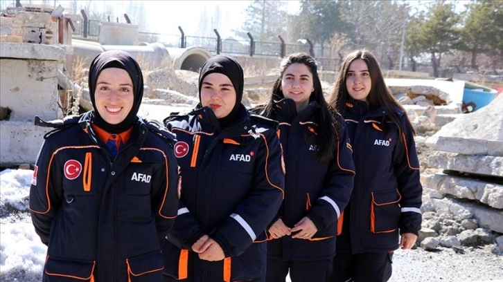 AFAD'ın kadın kahramanları, evvel görevlerinde enkaz altındakilere soluk oldu
