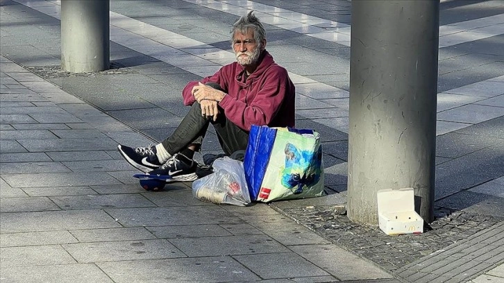 Almanya'da 10 senedir sokaklarda küsurat Peter Schmidt dokunaklı hayat öyküsünü anlattı