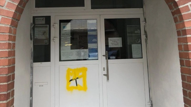Almanya'nın Dortmund kentinde cami kapısına gamalı put çizildi