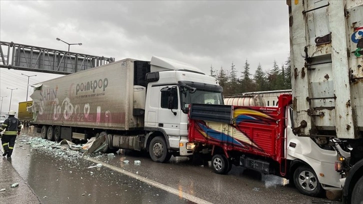 Anadolu Otoyolu'nun Kocaeli kesiminde müteselsil gidiş geliş kazasında 4 insan yaralandı