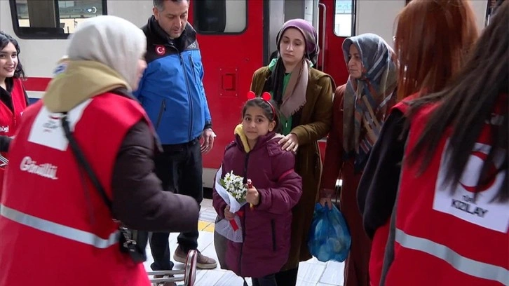 Ankara Garı'nda depremzede çocuklar gönüllüler çeşidinden karşılanıyor