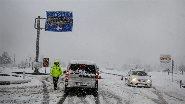 Antalya-Konya kişmiri yolu aksi iklim şartları zımnında trafiğe kapatıldı
