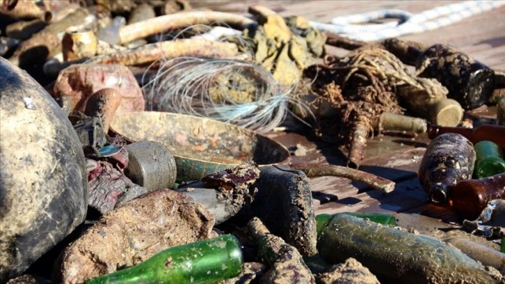 Antalya'da koyu temizliğinde denizden klozet, süpürge, pantolon üzere atıklar çıktı