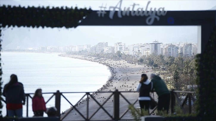 Antalya'da güneşli havayı vesile bilenler sahillerde bulanıklık oluşturdu