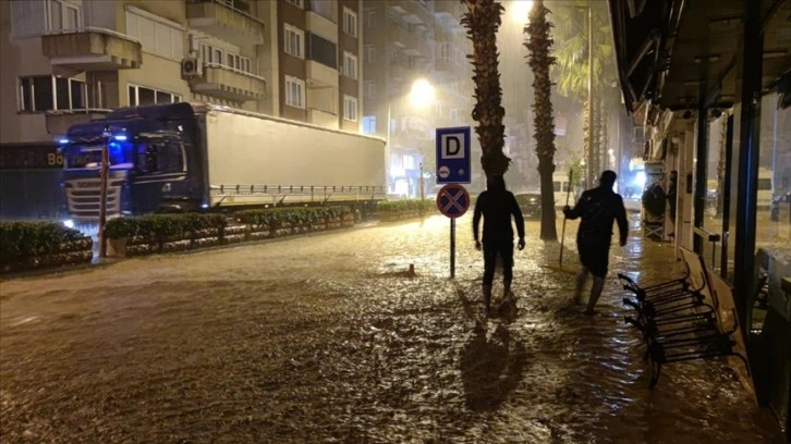 Antalya'da güçlü yağmur sere bozukluk oldu