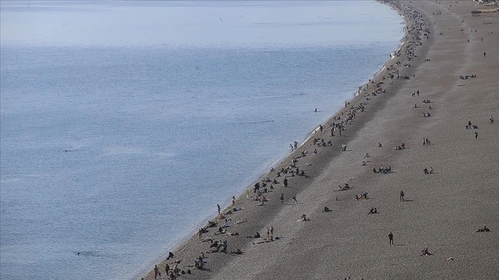 Antalya'da senenin önceki haset denize girip dobra havada yüzmenin tadını çıkardılar