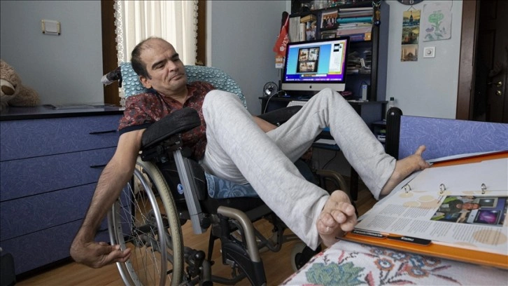 Ayak parmaklarıyla elektronik beyin kullanarak ibret etkin SP hastası Ümithan Yılmaz liseyi bitirdi