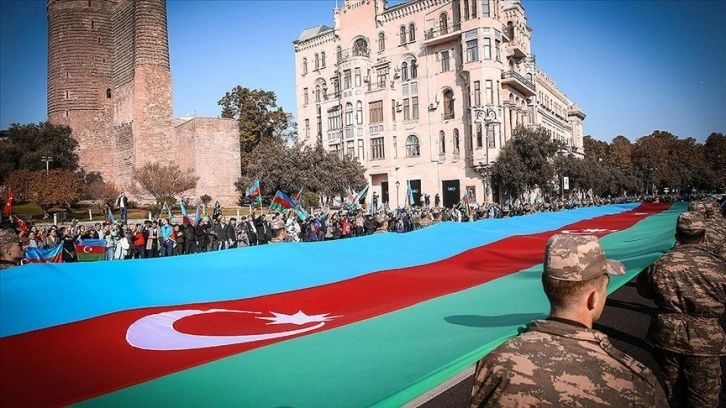 Azerbaycan'ın Karabağ zaferinin 1. senesinde binlerce insan Bakü'de yürüdü