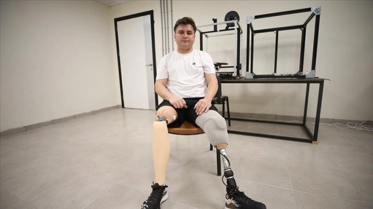 Bacaklarını kaybeden yıldırı gazisi 3 boyutlu yazıcıyla takma esirgeyici geliştirdi