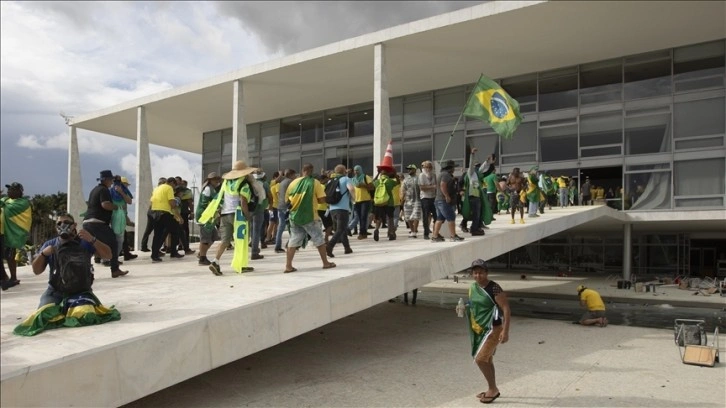 Brezilya'da Kongre baskınına eklenen 140 ad düşüncesince süresiz gözaltı sonucu verildi