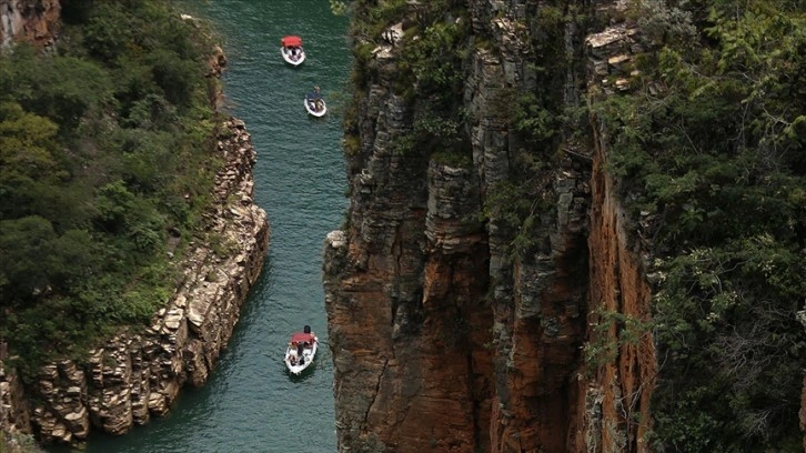 Brezilya'da turistlerin dolaştığı teknelerin hakkında kaya düştü
