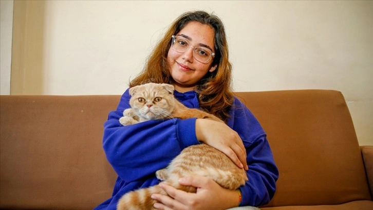 Depremde vurulan Sena, 19 güneş sonraları kurtarılan kedisi "Zeno"yu yanından ayırmıyor