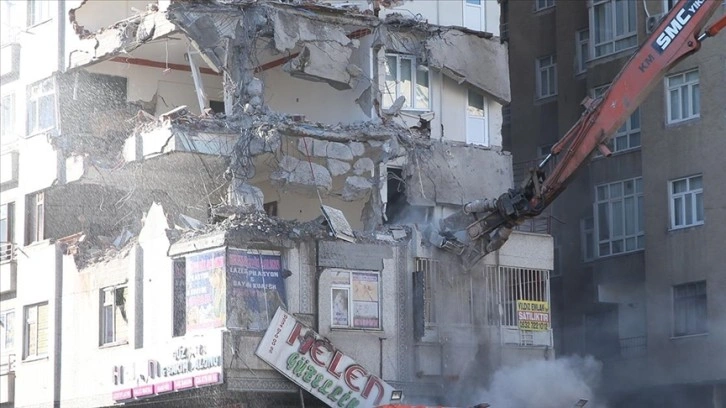 Diyarbakır'da yıkımına başlanan 9 kıvrık bina çöktü