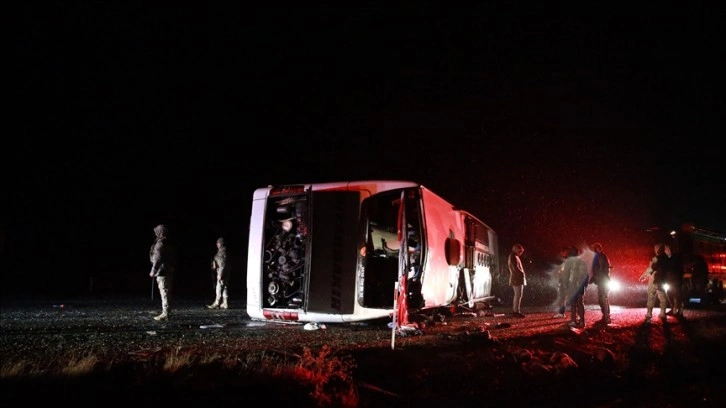 Diyarbakır'da geçici otobüsünün devrilmesi kararı 5 ad öldü, 22 ad yaralandı