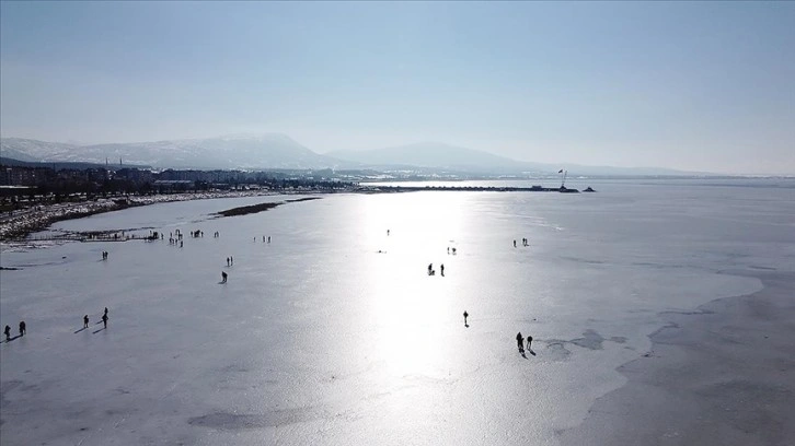 Donan Beyşehir Gölü'nün buzla ciltli yüzeyinde yürüyenlere 
