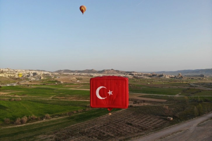 Dünyanın en büyük bayrak figürlü balonu Kapadokya’da havalandı
