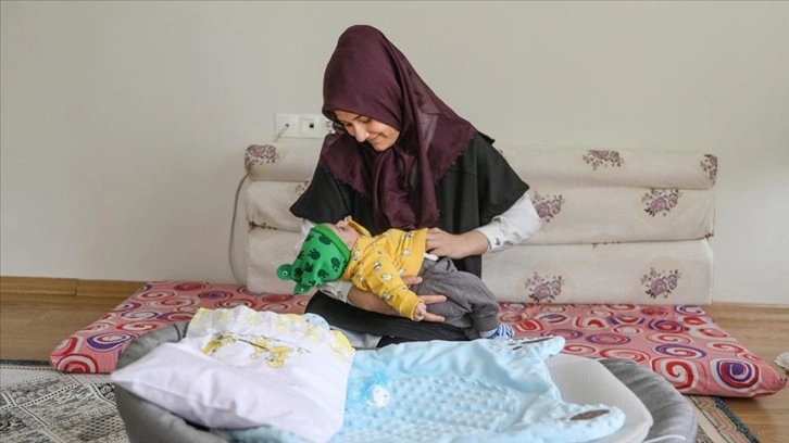 Enkazda ölen annesinin himaye bulunduğu 53 günce bebeğe motorin üvey anne yapıyor