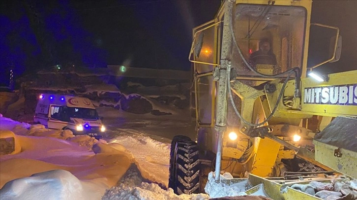Erzurum'da takımlar kardan yolu kapanan mahalledeki hastalanmış düşüncesince seferber oldu