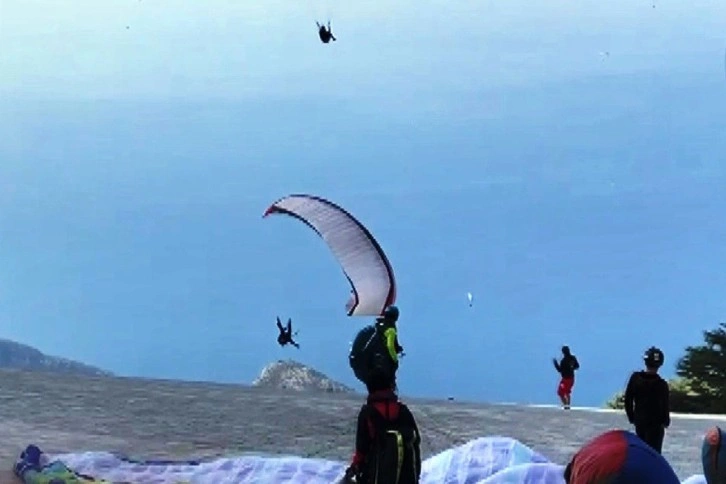 Festivaldeki paraşüt kazaları kameralara yansıdı
