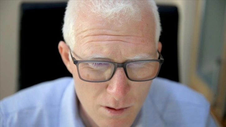 Görme sakat albinizmli Mehmet Yaşar azmiyle ölçüm topluyor