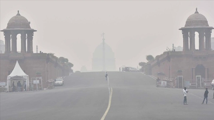 Hindistan'ın başkentinde hava kirliliği dolayısıyla okullar ve kömür santralleri kapatıldı