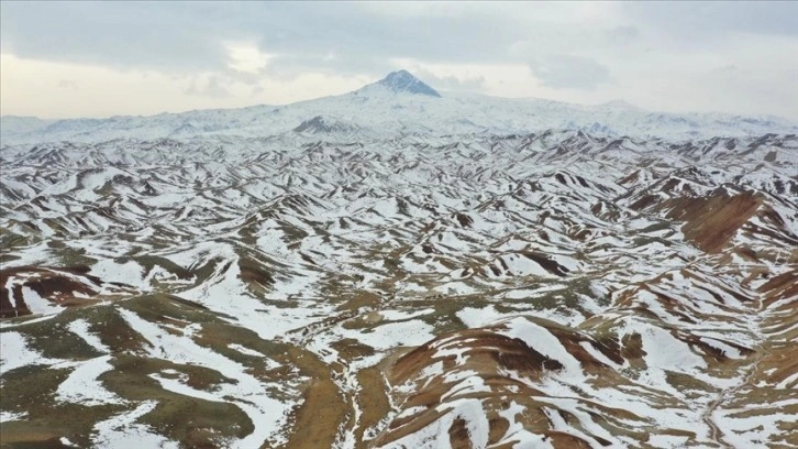 Iğdır'daki arazi arsa karla ciltli Gökkuşağı Tepeleri nitelik paletini andırıyor