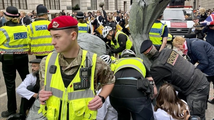 İngiltere'de çevrecilerin boğaz törenindeki eylemine polis karışma etti