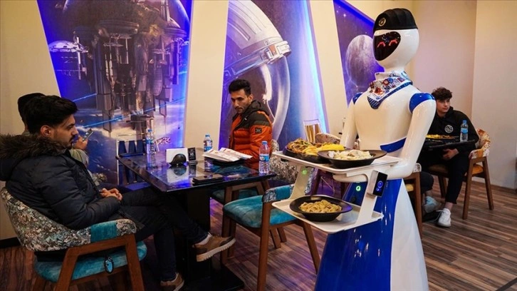 Irak'ın Musul kentindeki ortak restoranda 'robot garsonlar' işe başladı