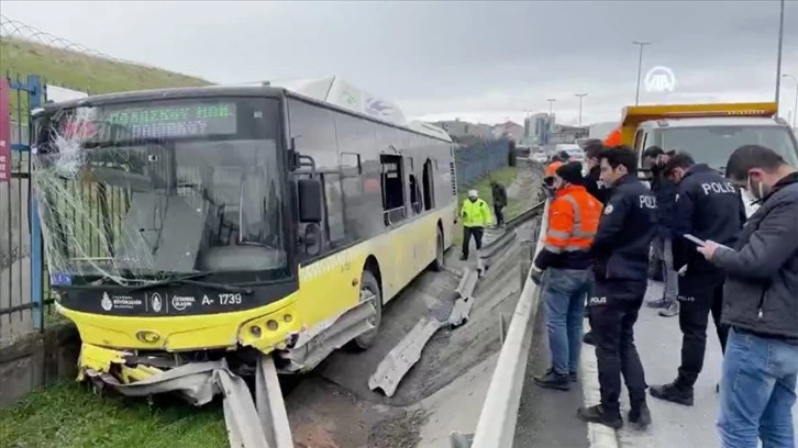 İstanbul'da bariyerlere çarpan İETT otobüsündeki 4 ad yaralandı