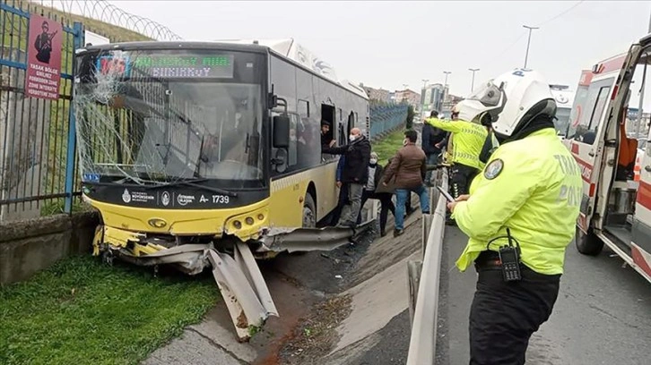 İstanbul'da bariyerlere çarpan İETT otobüsündeki 7 ad yaralandı