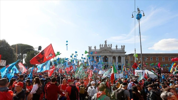 İtalya'da iştirakçi sendikalarından faşizm karşıtı miting
