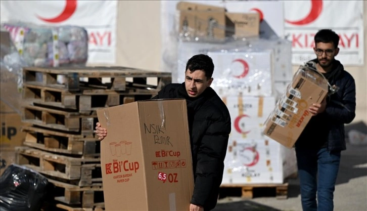 İzmir ve Muğla'dan deprem sahasına yardımlar sürüyor