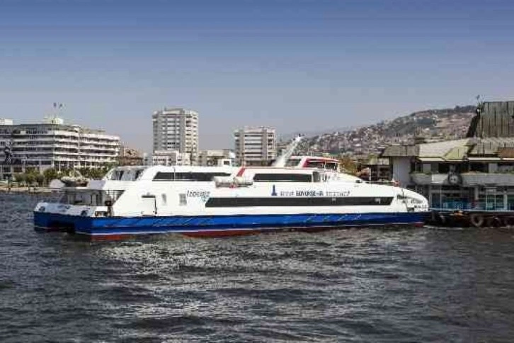 İzmir'de feribot seferlerine fırtına engeli
