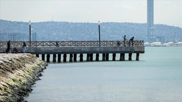 İzmir'de bahir suyunun, poyraz ve medcezir zımnında çekilmiş olduğu gözleniyor