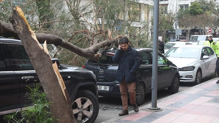 İzmir'de sert rüzgar, yaşamı menfi etkiledi
