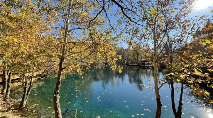 Kahramanmaraş'ın "gizemli gölü"ne sonbahar renkleri bilge oldu