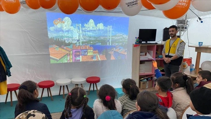 Kahramanmaraş'ta depremzede füru düşüncesince sinema çadırı kuruldu