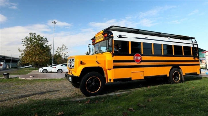 Karavana çevirilmiş olduğu "school bus" ile 15 bin kilometre yol kıvrım edecek