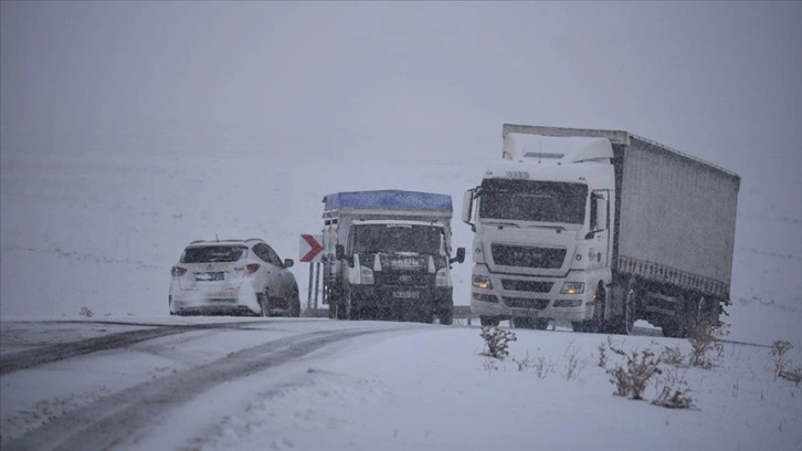 Kars-Göle karaca yolunda kar yağışı, sürücülere güç anlamış olur yaşattı