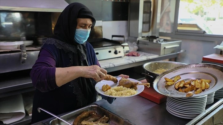 Karslı 72 yaşındaki eş yetiştirdiği kazların etini İzmir'de müşterileri düşüncesince hazırlıyor