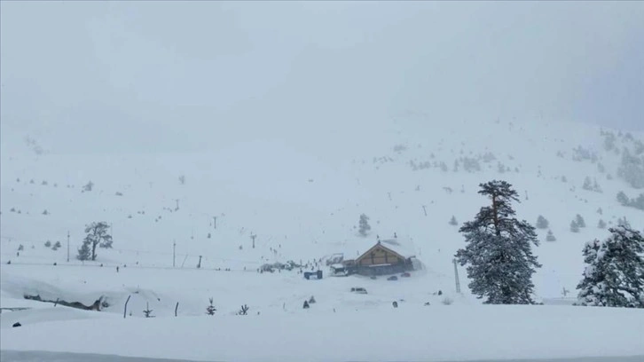 Kartalkaya'da kar kalınlığı 280 santimetreye ulaştı