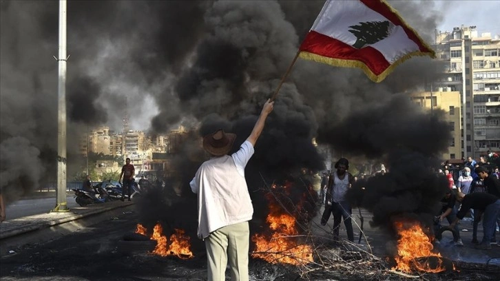 Lübnan'da iktisadi krizi ve yalıtım kesintilerini gıcırtı fail el metodları kapattı