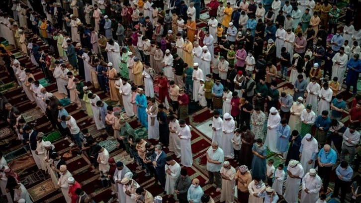 Malezya'da Ramazan Bayramı Kovid-19 salgınının peşi sıra şenlik havasında kutlanıyor