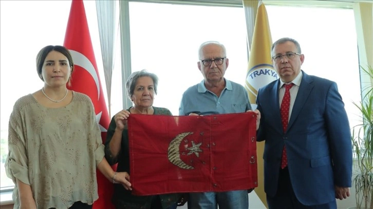 Mübadelede babasının Türkiye'ye dönerken kayığına asmış olduğu yüzyıllık Türk bayrağını müzeye bağışlad
