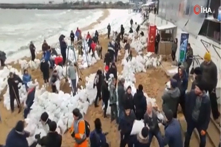 Odessa halkı Rus çıkarmasına karşı sahile barikat kurdu