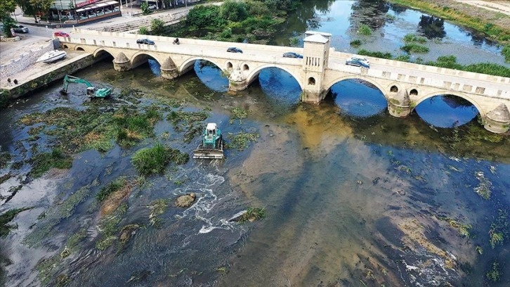 Otla kaplanan Tunca Nehri'nde temizlik emek vermesi başlatıldı