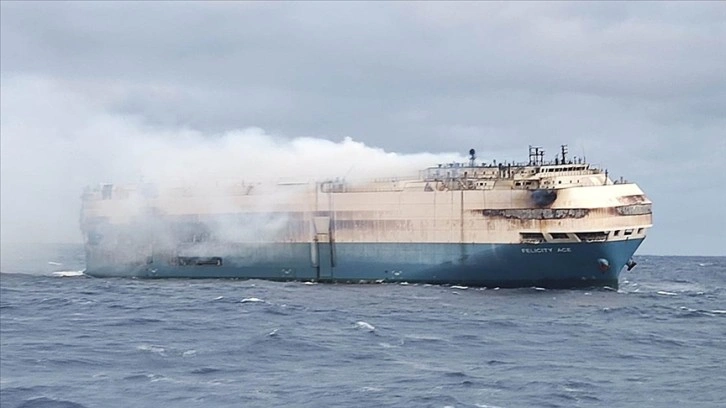 Seyir sırasında yangın çıkan lüks araç hamile gemi Atlas Okyanusu'nda sürükleniyor