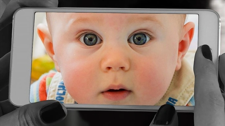 Sosyal medyada bebek fotoğraflarını konum bilgisiyle büzüşmek riski artırıyor