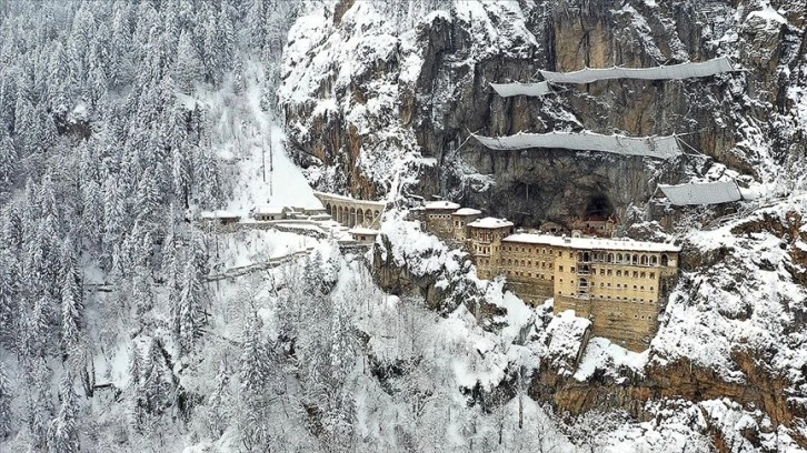 Sümela Manastırı ve Altındere Vadisi'ndeki kar manzaraları açıktan görüntülendi